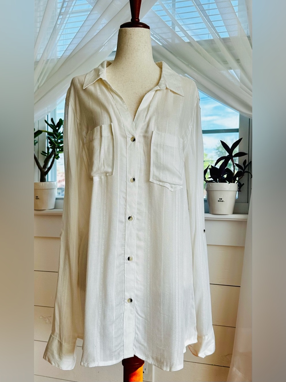 Tinsel Hattie White Coastal Two-Pocket Button-Down Top lightweight Flowy Fit